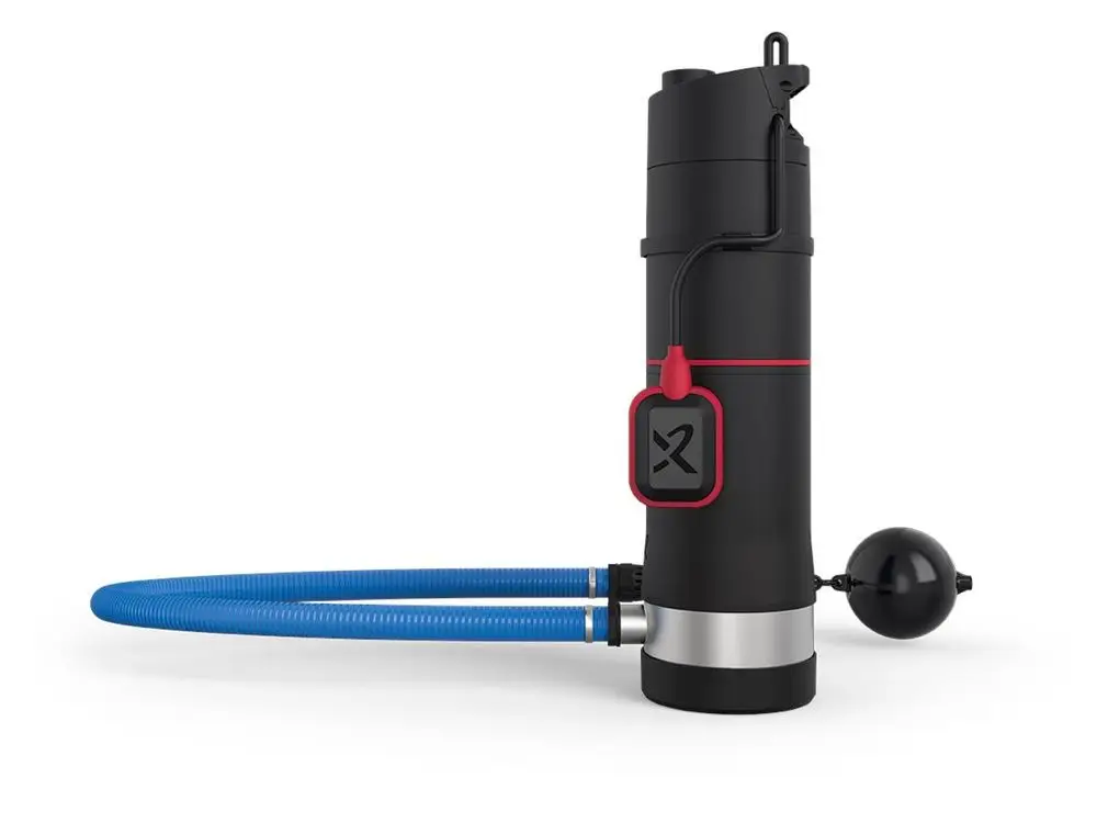 Schwarze Tauchpumpe mit roter Kennzeichnung und blauen Schläuchen, hergestellt von Grundfos. Geeignet für Regenwassernutzung.